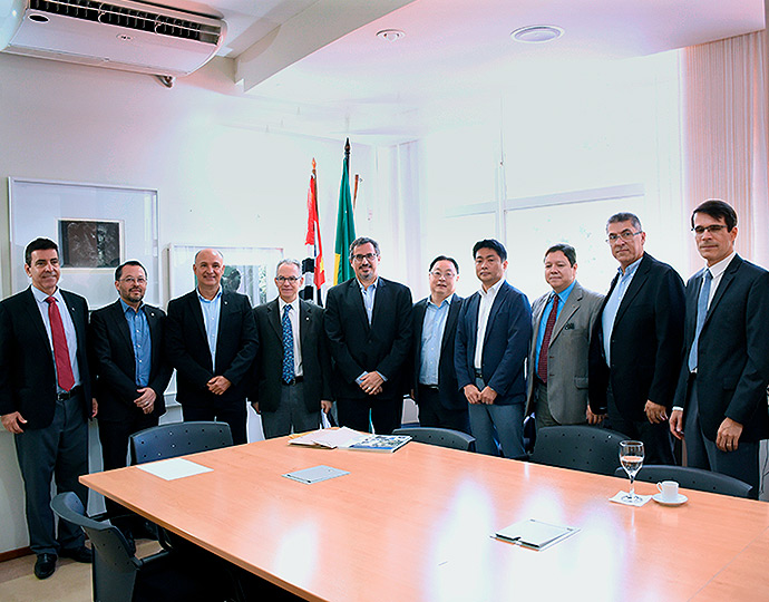 Representantes da Unicamp e da Nissan no encontro que pode dar início a uma parceria ampla | Foto: Antoninho Perri Representantes da Unicamp e da Nissan no encontro que pode dar início a uma parceria ampla | Foto: Antoninho Perri