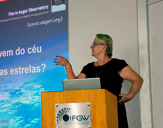 Carola Dobrigkeit | “Física para Curiosos | Foto: Antoninho Perri Carola Dobrigkeit | “Física para Curiosos | Foto: Antoninho Perri