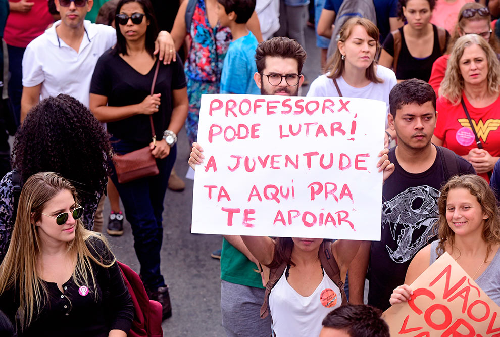 Pela educação Pela educação