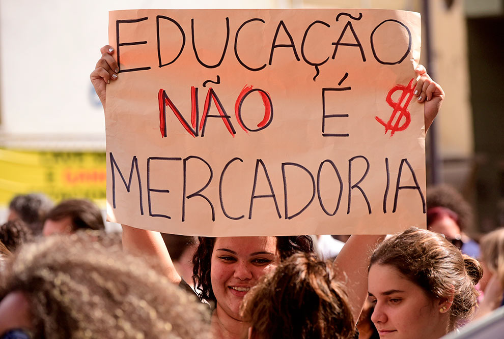 Em defesa da educação Em defesa da educação