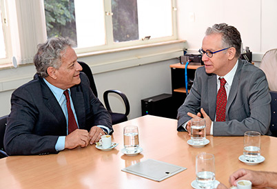 João Vicente Goulart (esq) e o reitor Marcelo Knobel