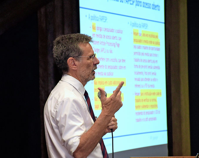 Carlos Henrique de Brito Cruz durante palestra na Unicamp