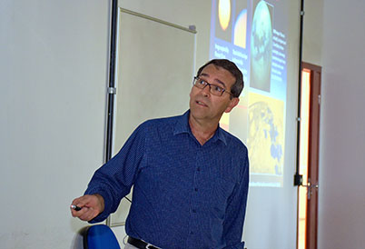 Docente Alvaro Crósta em palestra no Instituto de Geociências