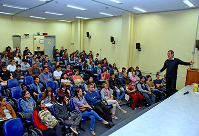 Palestra no auditório do IQ foi sobre produtos controlados pelo Exército Imagem mostra toda a plateia do auditório prestando atenção à fala do coronel