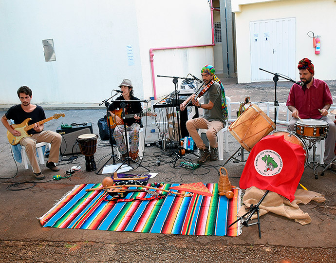 Músicos se apresentam durante a Jornada