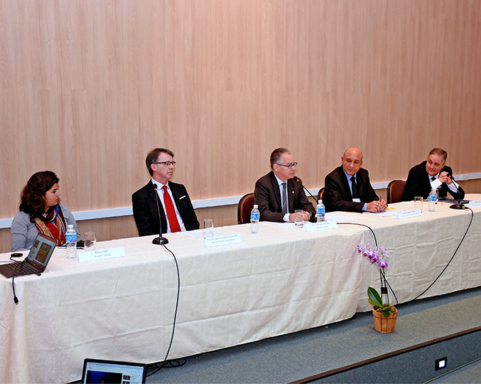 Mesa de abertura, com reitor Marcelo Knobel ao centro 