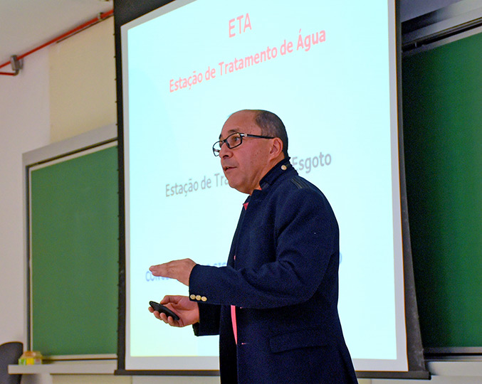 O professor José Roberto Guimarães, um dos organizadores da Escola de Química Ambiental 