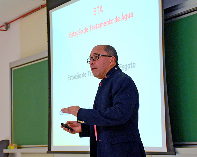 O professor José Roberto Guimarães, um dos organizadores da Escola de Química Ambiental O professor José Roberto Guimarães, um dos organizadores da Escola de Química Ambiental