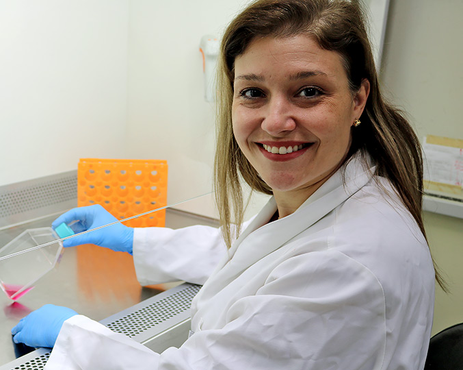 A bióloga Carolina Coli Zuliani, do Laboratório de Biologia Molecular de Cartilagem da Faculdade de Ciências Médicas da Unicamp