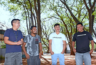 Parte da equipe de futebol formada por estudantes indígenas. Na foto aparecem quatro alunos. 
