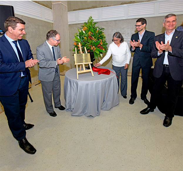 Foto interna da “planta piloto” do LIB durante a inauguração do novo prédio do Parque Científico e Tecnológico da Unicamp