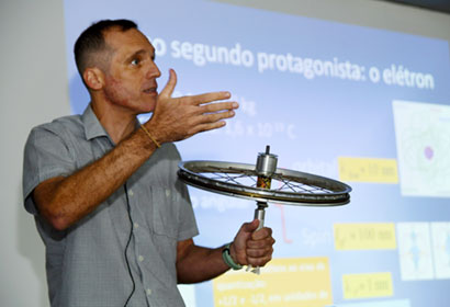 Professor Kleber Pirota é especialista em nanomagnetismo Kleber Pirota aparece segurando uma roda para explicar um fenômeno físico