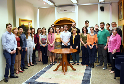 Novos docentes que participam do programa de acolhimento Novos docentes posam para foto junto à integrantes da administração central