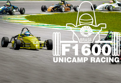 logotipo da equipe F1600 Unicamp racing sobreposto à imagem de uma corrida