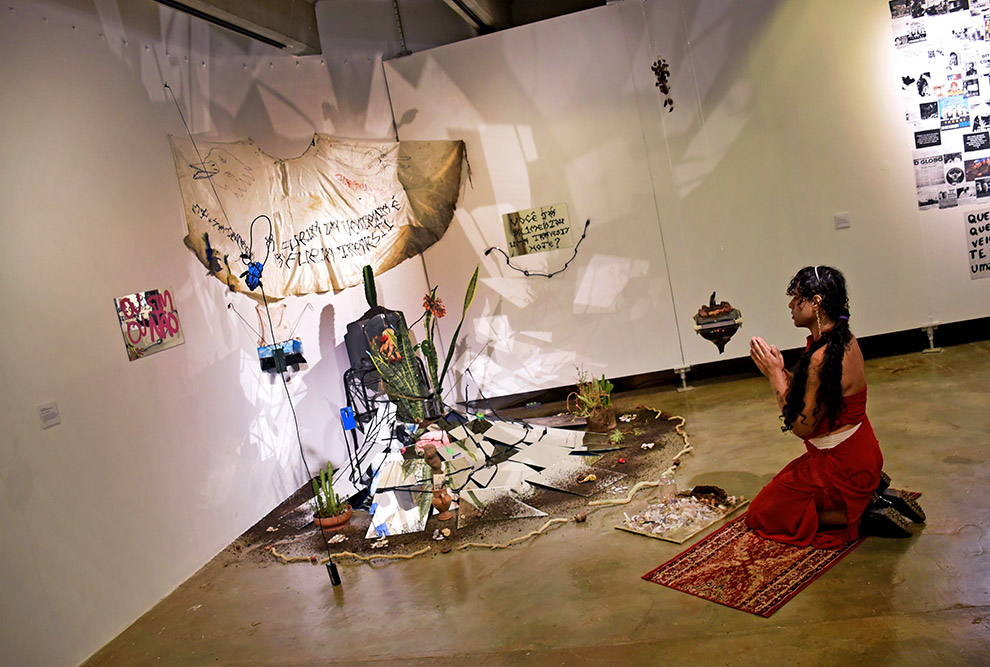 Vera Satanara ajoelhada em sua obra Vera Satanara ajoelhada em sua obra