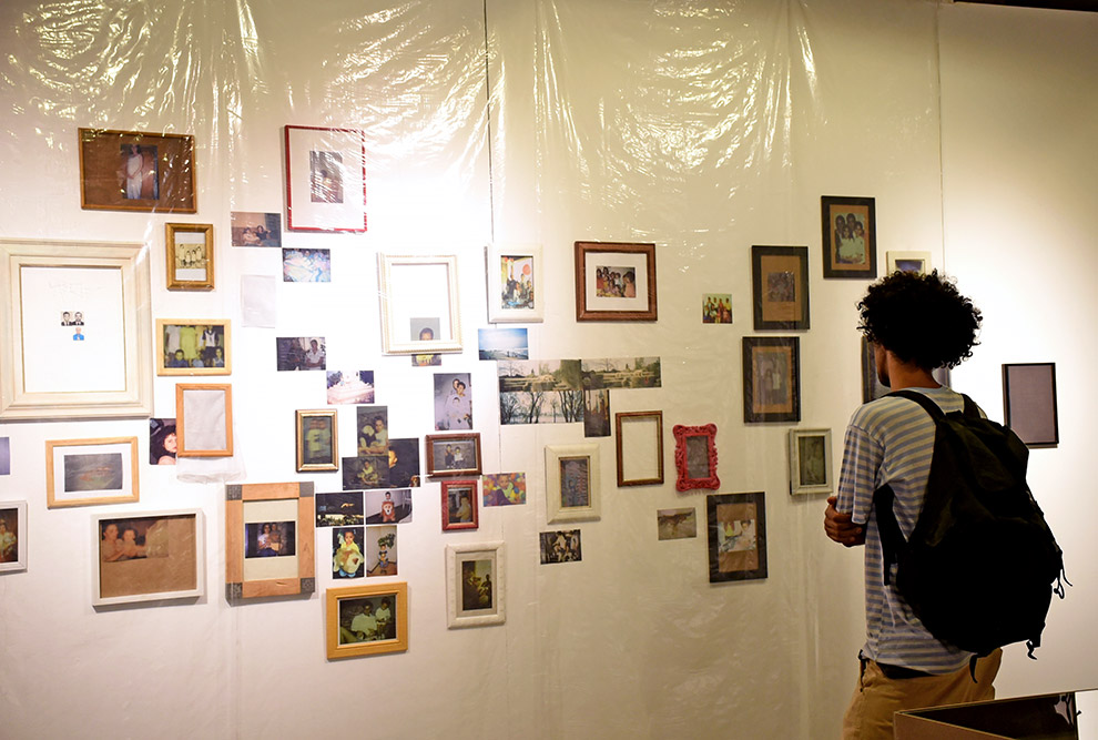 Fotos de família compõem obra de Victor Santos Fotos de família compõem obra de Victor Santos