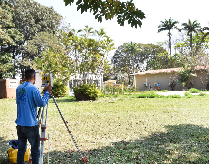 Técnicos realizam medições na área que envolve o casarão da Fazenda Argentina   