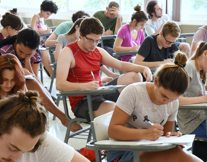 Candidatos em sala de aula durante prova de vestibular Unicamp. Tecle enter para acessar