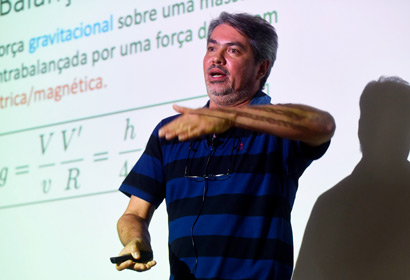 Professor Eduardo Miranda em palestra sobre propriedades emergentes Professor dá palestra falando em frente a um telão