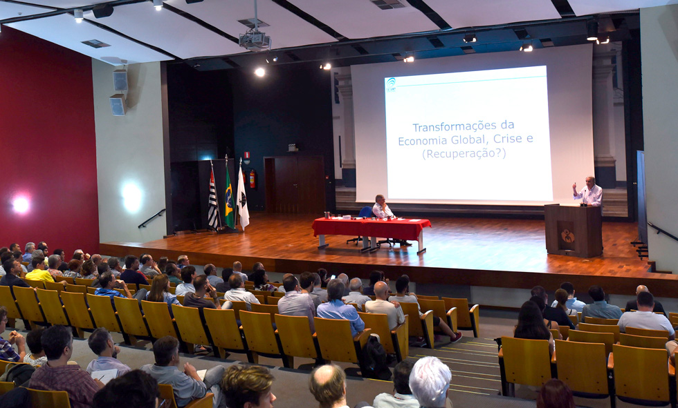 Público acompanha abertura do Ciclo de Conferências “A Crise Brasileira”, no Auditório da Faculdade de Ciências Médicas da Unicamp
