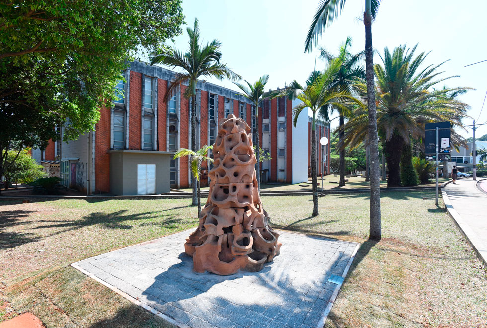 "Castelo de Pássaros" no jardim do IA Escultura no Jardim do IA