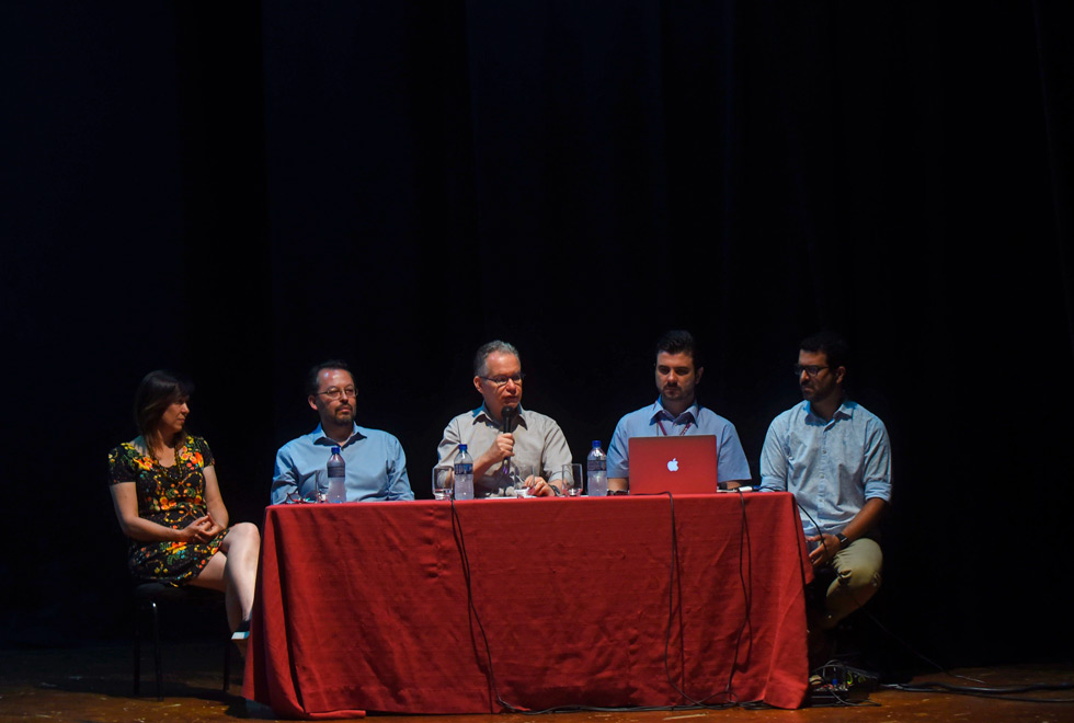 Mesa de abertura contou com a presença do reitor Marcelo Knobel; do pró-reitor de extensão e cultura, Fernando Hashimoto, e do diretor do IA, Paulo Adriano Ronqui. Mesa de abertura da inauguração da escultura "Castelo de Pássaros", que integra projeto Jardim de Esculturas