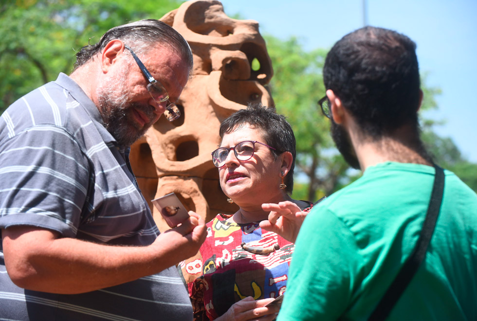 José Augusto Mannis e Cristina Rocha na inauguração da escultura