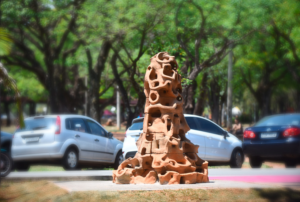 Escultura no jardim do IA