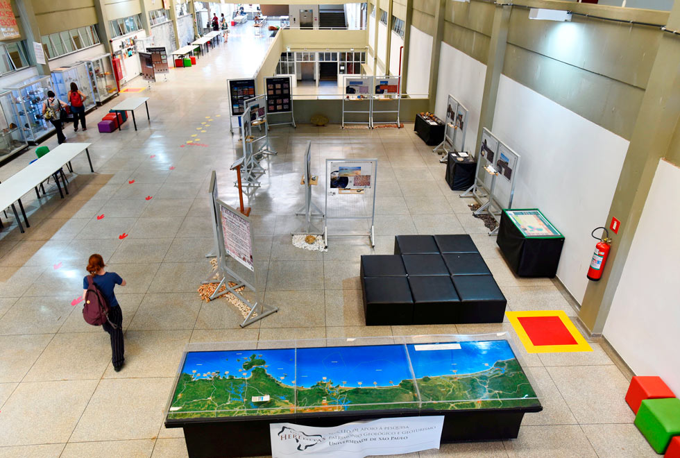 Exposição "Areias do Mundo" e oficina sobre o tema são atrações do Instituto de Geociências