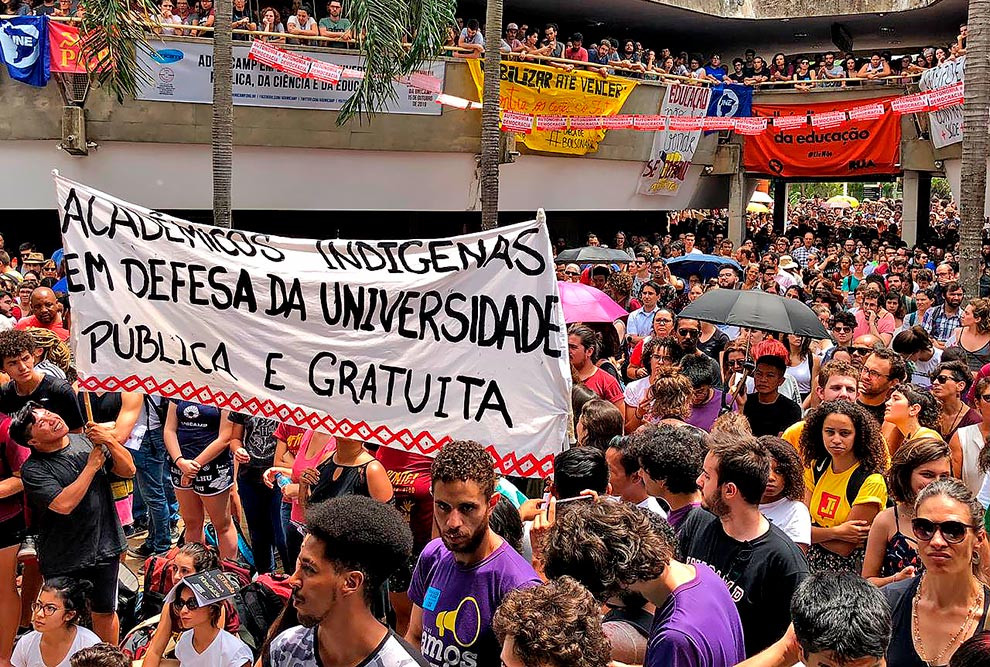 Entidades que representam estudantes, professores e funcionários estiveram presentes