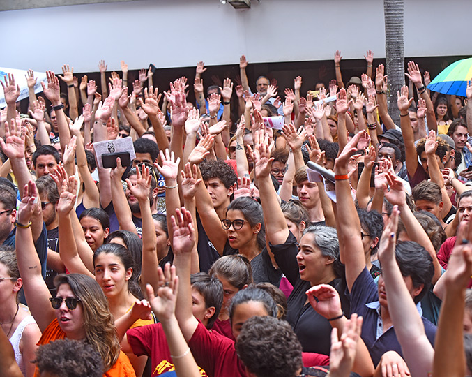 Moção foi lida e aprovada sob aplausos e manifestações de apoio