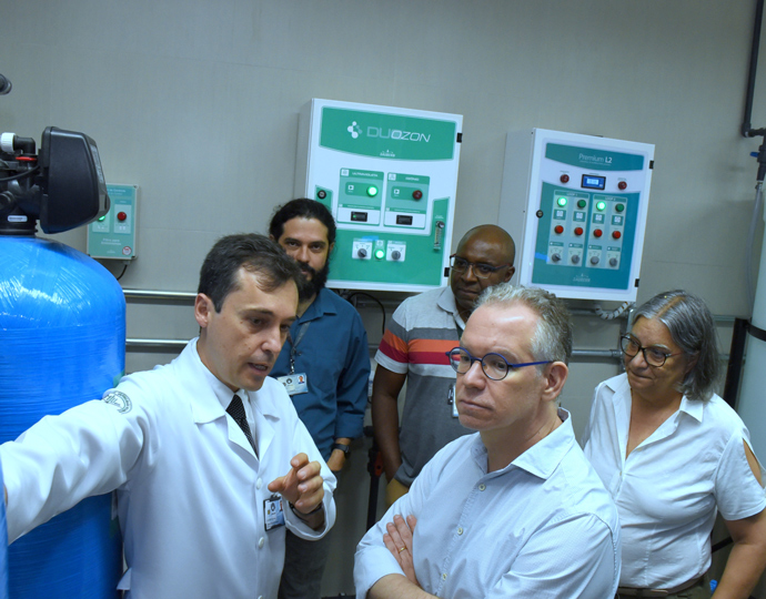 Professor Rodrigo, coordenador da unidade de diálise, mostra ao reitor da Unicamp, Marcelo Knobel, o sistema de purificação de água do salão de hemodiálise