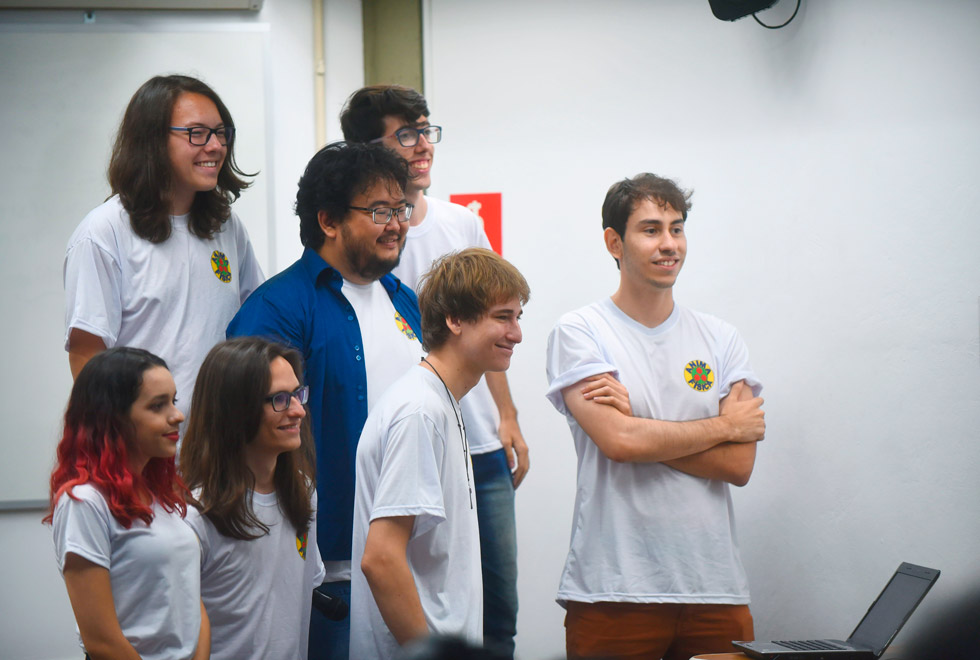 Ao todo, sete alunos do curso de Física atuaram no desenvolvimento do projeto Ao todo, sete alunos do curso de Física atuaram no desenvolvimento do projeto