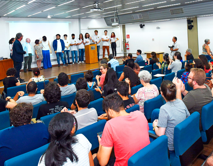Vídeo integra projeto temático da Fapesp com o objetivo de divulgar a ciência e atualizar o ensino de Física nas escolas Vídeo integra projeto temático da Fapesp com o objetivo de divulgar a ciência e atualizar o ensino de Física nas escolas