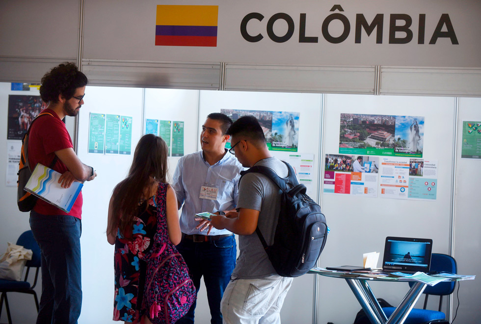 Os estandes dos países chamou a atenção dos estudantes no Ciclo Básico 2