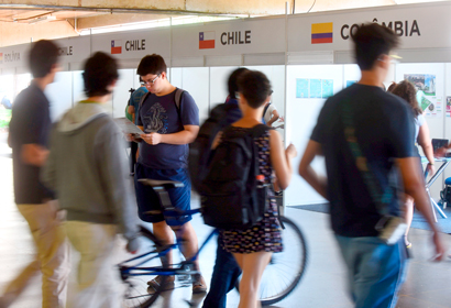 Estudantes visitam a Feira para conhecer oportunidades de intercâmbio Estudantes visitam a Feira para conhecer oportunidades de intercâmbio