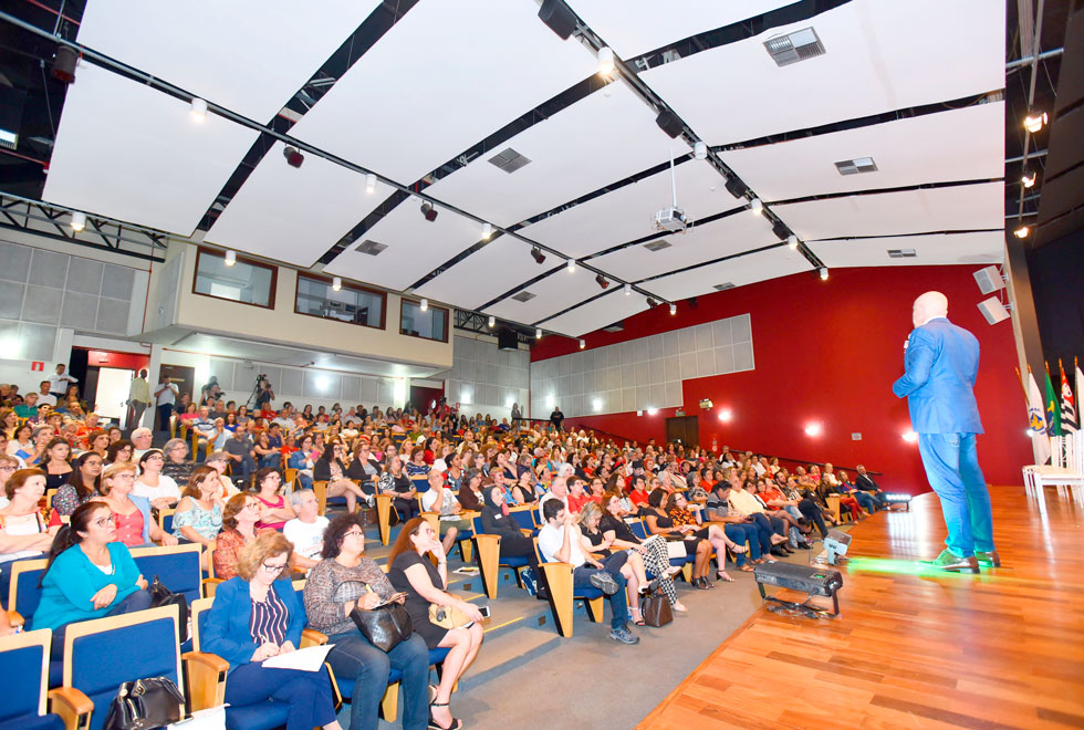 Outra cena da palestra de Karnal, falando para a plateia