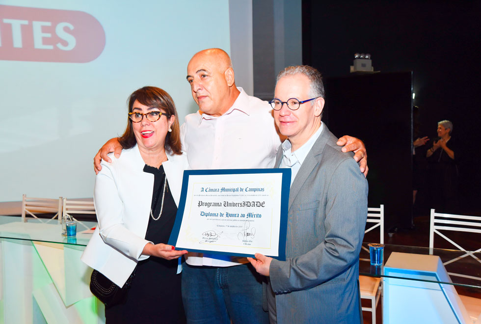 Marcelo Knobel e Kátia Stancato recebendo diploma de honra ao mérito para o programa