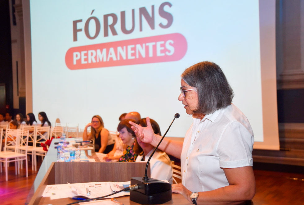 A coordenadora geral da Unicamp Teresa Atvars falando durante a cerimônia