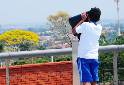 Estudante observa o campus a partir do Museu Exploratório de Ciências, um dos locais de visitação neste sábado, dia 26 Estudante observa o campus a partir do Museu Exploratório de Ciências, um dos locais de visitação neste sábado, dia 26