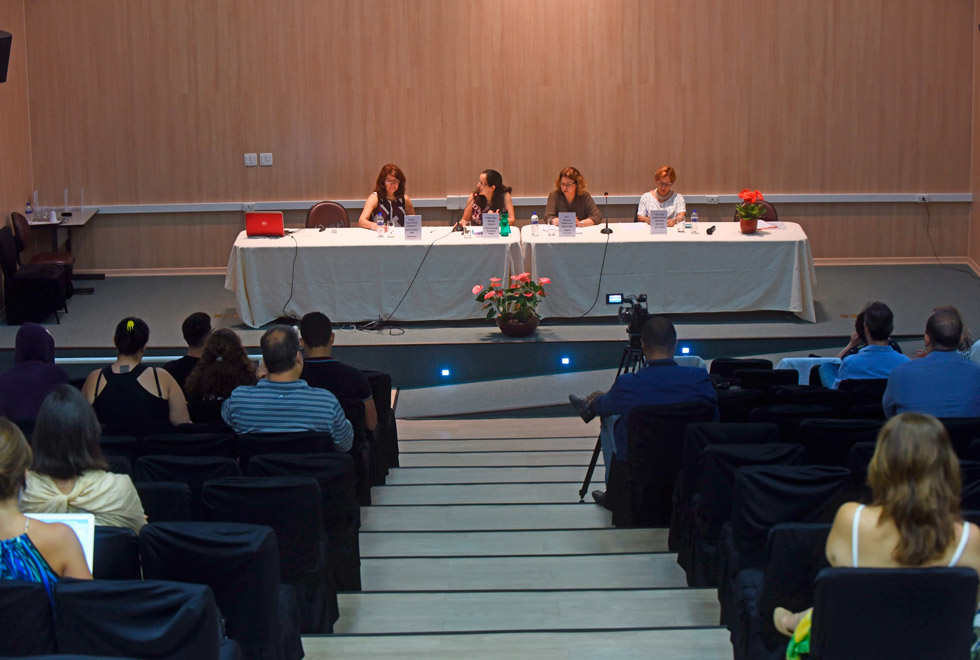 Maria Elina Estébanez, professora da Universidade de Buenos Aires, durante seminário no Instituto de Geociências