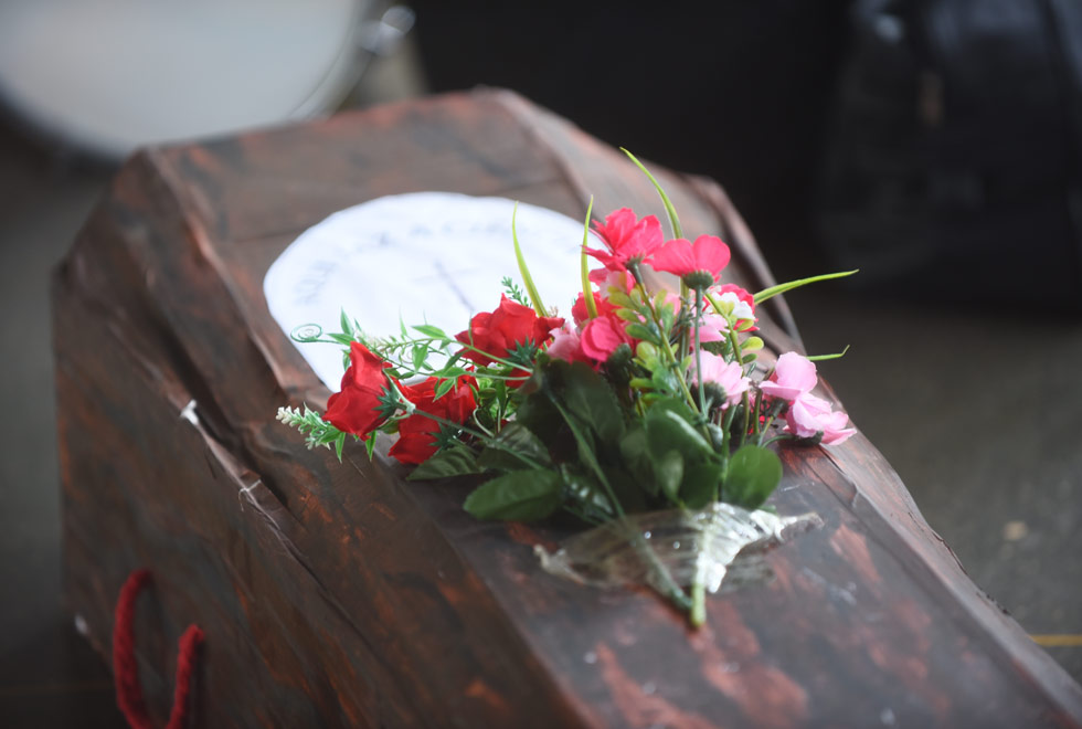 Cortejo fúnebre na ida e postura de luta na volta 