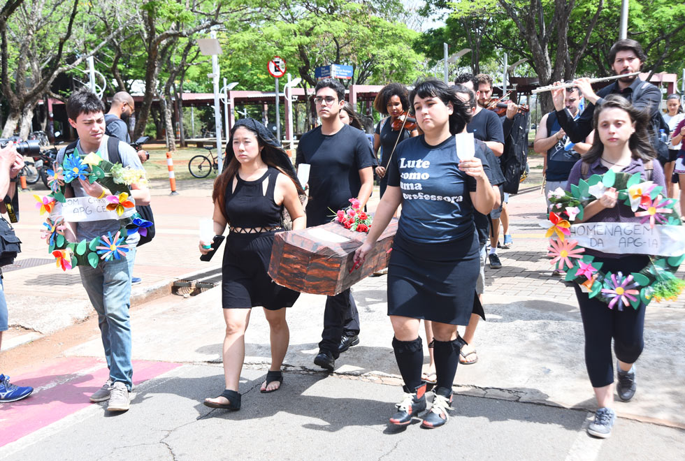 Cortejo fúnebre na ida e postura de luta na volta 