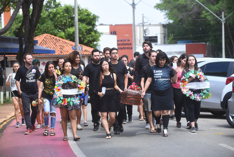 Cortejo fúnebre na ida e postura de luta na volta 