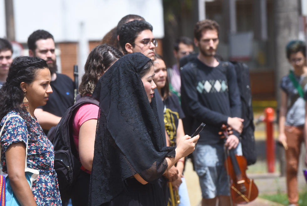 Cortejo fúnebre na ida e postura de luta na volta 