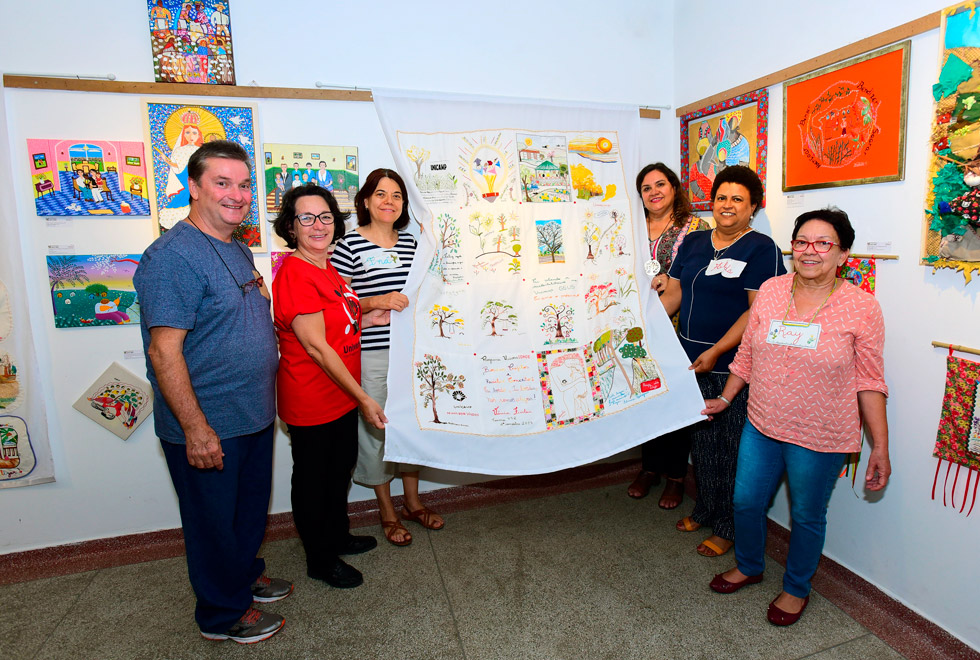 Painel selecionado para a II BiNaif “Bordar projetos e reciclar conceitos: eu bordo, tu bordas, nos somos alegres” com algumas das suas artistas Vânia Furlan, Iná, Gineusa, Rose e Ray, e JR Furlan. bordadeiras do Programa UniversIDADE expostos da II Bienal Internacional de Arte Naif
