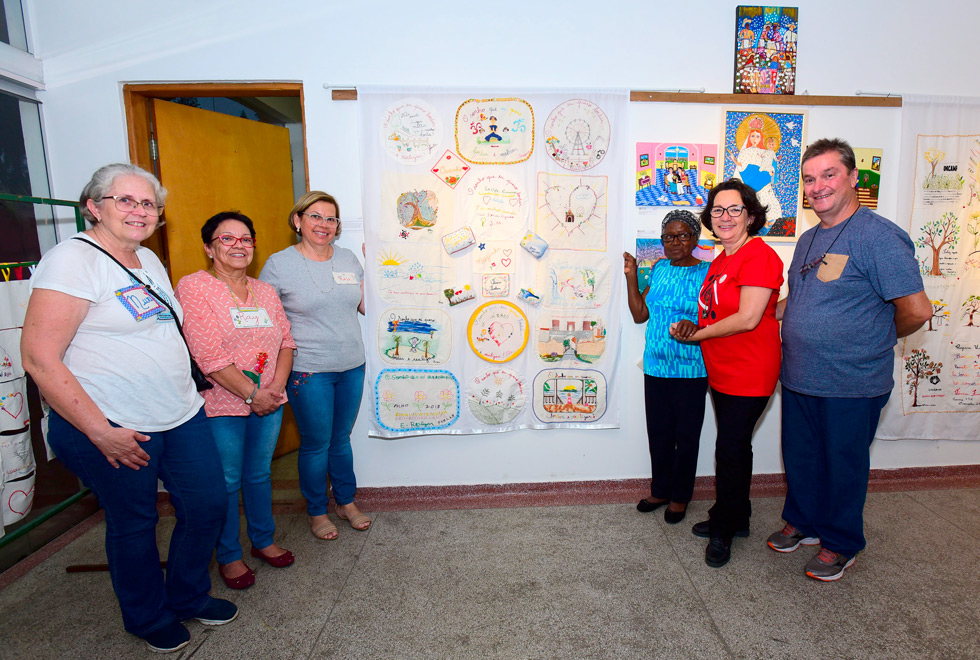 Painel selecionado para a II BiNaif “Travesseirinho dos bons sonhos: o sonho que eu quero bordar e realizar” com Iná, Ray, Rose, D. Terezinha, Vânia e Roberto. bordadeiras do Programa UniversIDADE expostos da II Bienal Internacional de Arte Naif