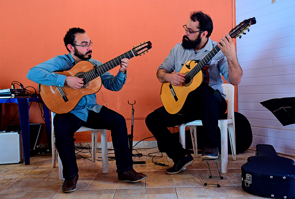 O Duo Mangabeira faz apresentação na cantina da Faculdade de Educação Física