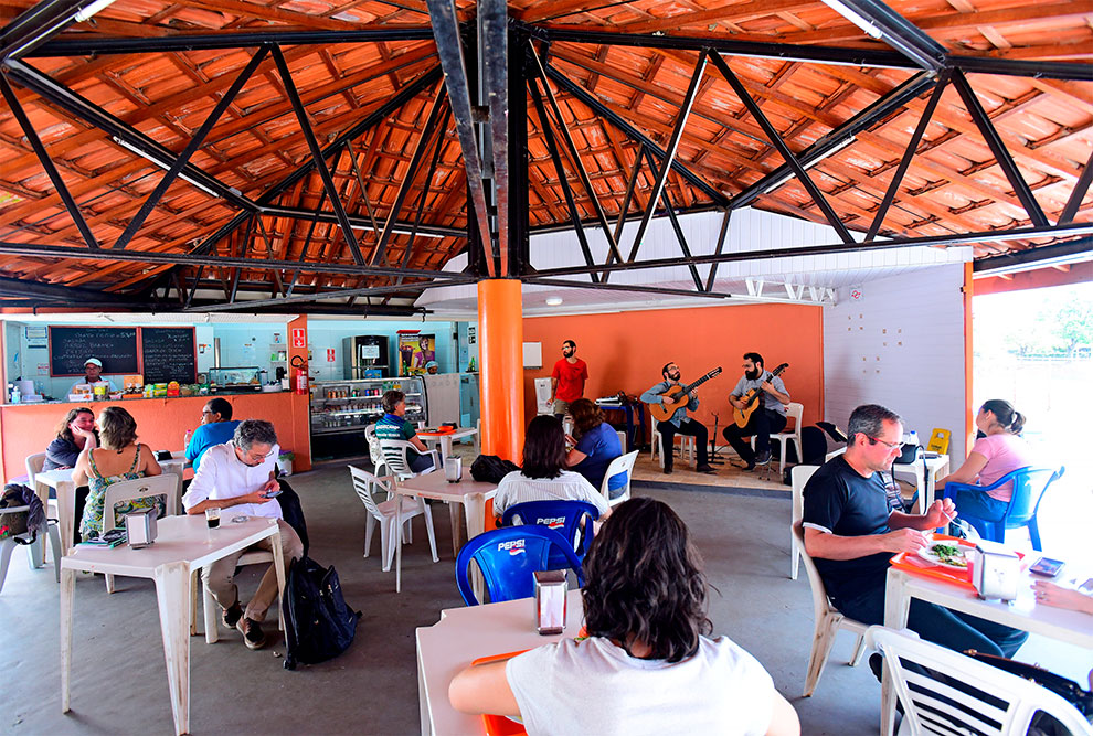 O Duo Mangabeira faz apresentação na cantina da Faculdade de Educação Física