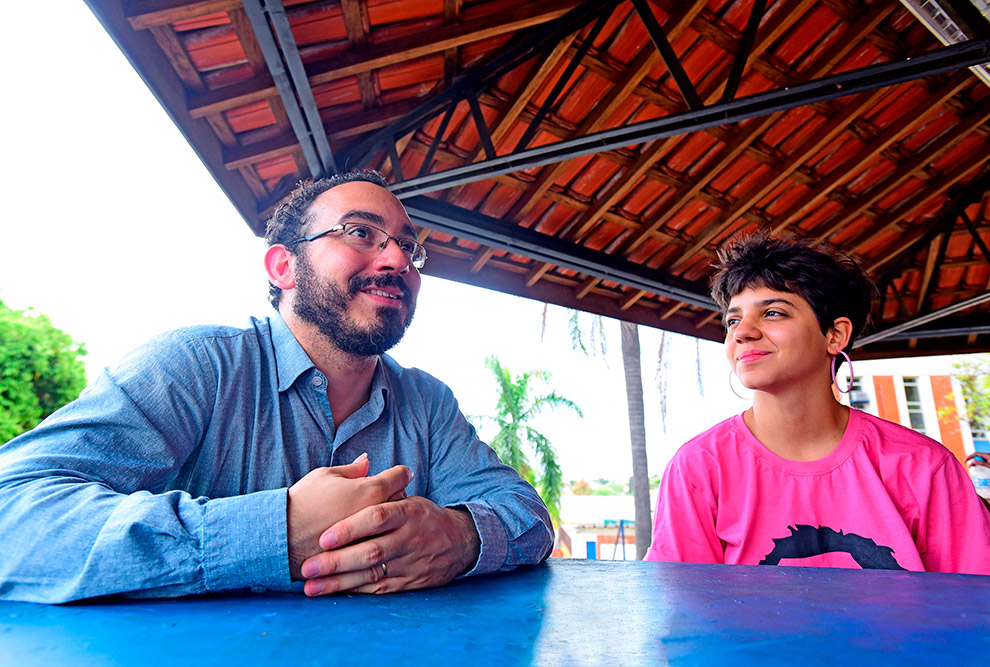 Felipe Macedo, ex-aluno da Unicamp que integrou a organização do 15º FEIA, e Carolina Gasquez, coordenadora geral do FEIAvinte